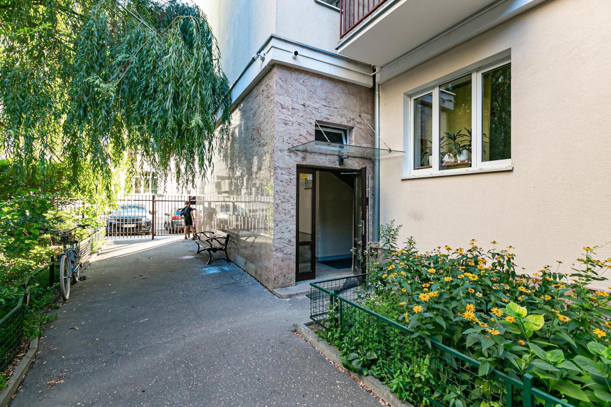 Rakowiecka - Bezplatny Parking - Free Parking - Stacja Metra 500m - Underground Station 500m Better Apartment Warsaw